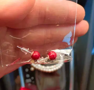 빨간색 구형 귀걸이