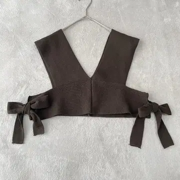 센스 오브 플레이스 니트 뷔스티에 다크 브라운 카키 계열 사이드 리본