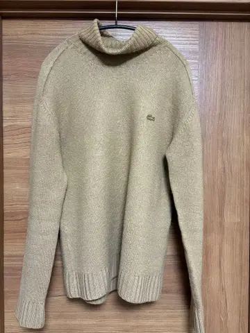 Lacoste 베이지 터틀넥 스웨터