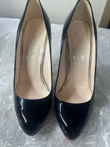 Diana 블랙 에나멜 하이힐 빨간색 밑창