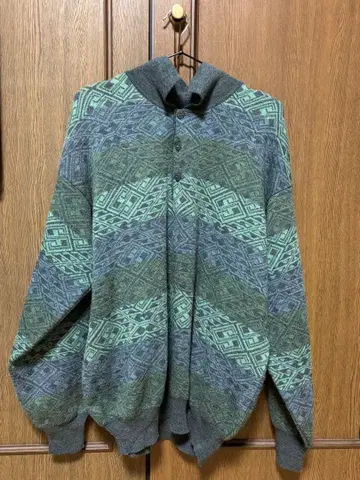 기하학 패턴 버튼 후드 니트 스웨터