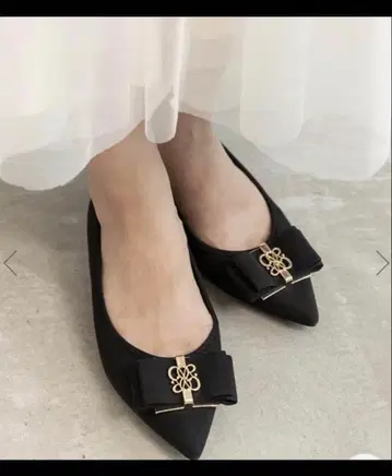 RANDA 모노그램 부품 리본 플랫 펌프스 블랙