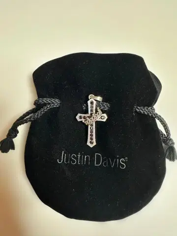 저스틴 데이비스 크라운 크로스 펜던트 탑 블랙