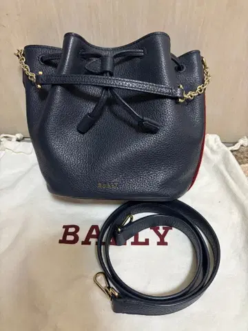 BALLY 네이비 버킷 백