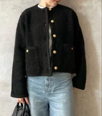 미라 오웬 금장 버튼 노카라 컴팩트 라메 니트 자켓