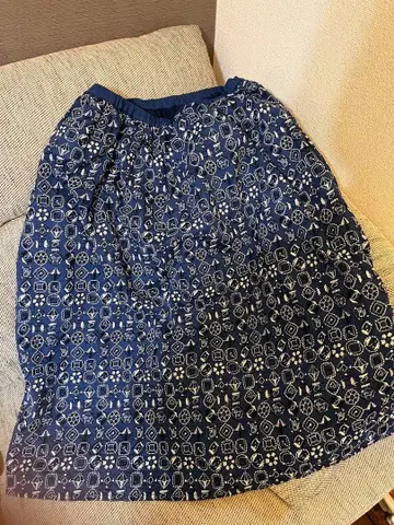 카나코 이노우에 다이아몬드 스커트