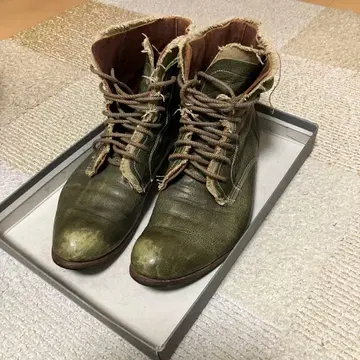 올리브 그린 가죽 하이컷 부츠