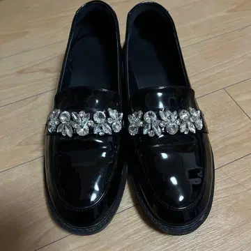 비쥬 장식 블랙 로퍼