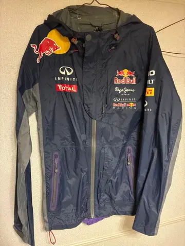 2013년~2015년경의 Red Bull Racing F1 팀 공식 자켓