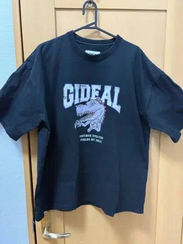 GIDEAL 블랙 티셔츠 공룡 프린트