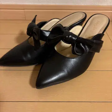 리본 포함 블랙 스틸레토 펌프스