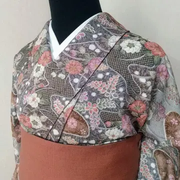 꽃무늬 코몬, 그레이와 핑크 색상 츠지카바치 스타일