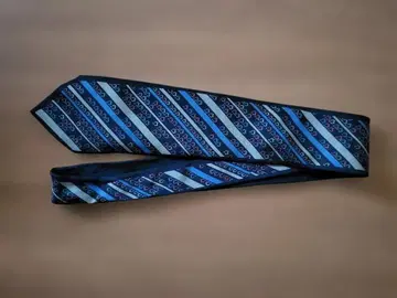 블루 계열 스트라이프 넥타이 하트 무늬