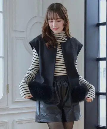 Myu 밑단 퍼 베스트 블랙