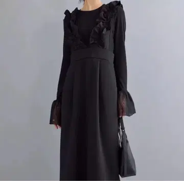 미사용 이소재 프릴 숄더 점프 스커트 블랙