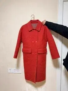 빨간색 버튼이 달린 롱 코트