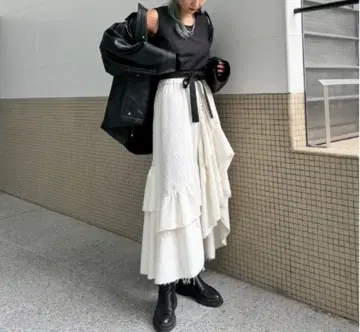 AMERI UND OVER SLIT RUFFLE SKIRT