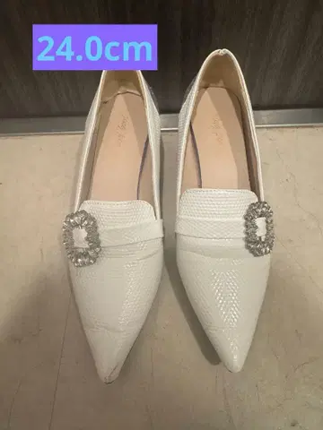 화이트 스틸레토 펌프스