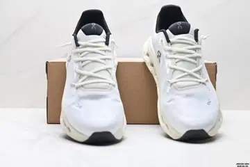 On Cloudstratus 화이트/블랙