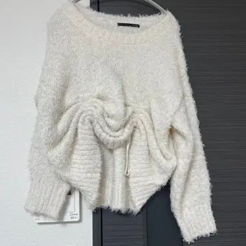 화이트 복슬복슬 오프숄더 스웨터
