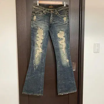 데미지 가공 다크 블루 부츠컷 데님 제브라