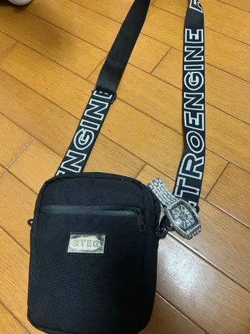 RTEG 블랙 숄더백 로고