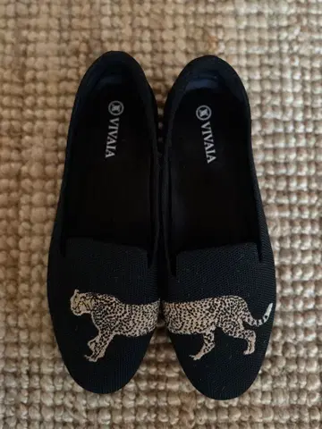 VIVAA 레오파드 자수 블랙 플랫슈즈