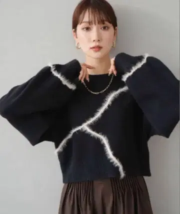 라인 샤기 크롭 니트 풀오버 블랙 / lumier 같은 형태