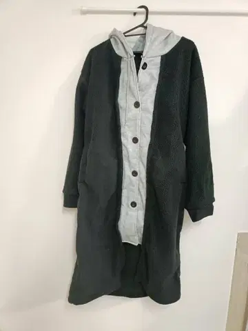 후드 부착 블랙 롱 코트