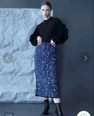 스콧 클럽 네이비 계열 꽃무늬 타이트 스커트