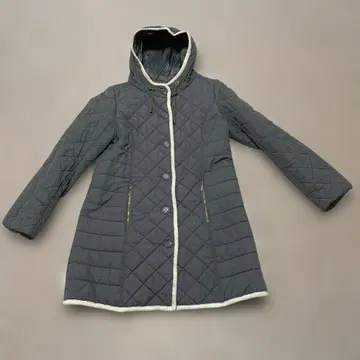 카키색 퀼팅 후드 부착 롱 코트