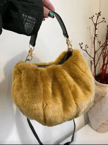 퍼 숄더백 브라운 캐주얼 엘레강트 복슬복슬 가을 겨울 코디