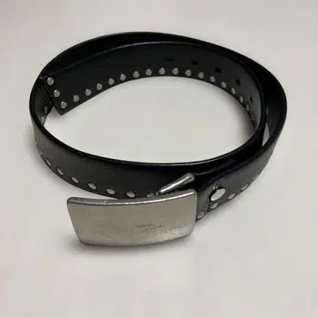 블랙 가죽, 스터드 벨트