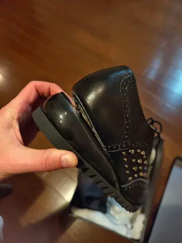 스터드 장식 블랙 가죽 신발