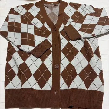 브라운과 아이보리 니트 가디건