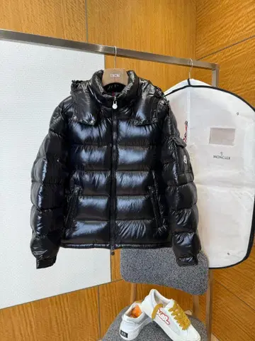 후드 부착 블랙 다운 자켓----