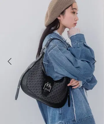 블랙 숄더백 엠보싱 디자인