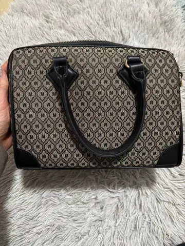 moussy 모노그램 패턴 핸드백 베이지 x 블랙