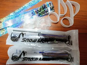 Snowman 응원봉 2개, 은색 테이프 2개, 음표 2개