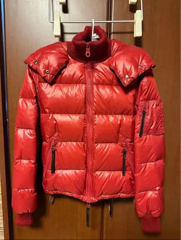 DUVETICA 후드 부착 다운 자켓 40 사이즈 레드