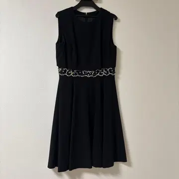 그레이스 콘티넨탈 블랙 슬리브리스 드레스 비즈 장식