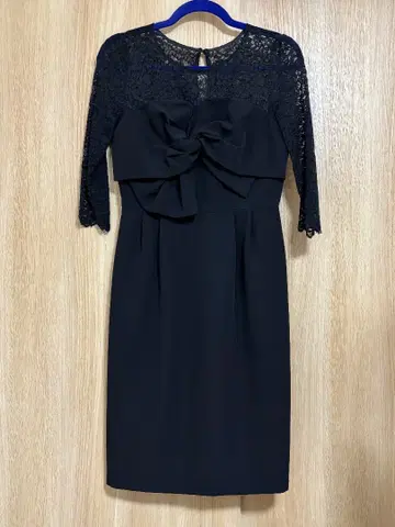 블랙 레이스 소매 리본 포함 드레스