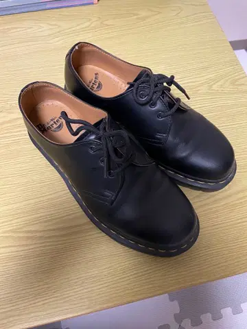 Dr. Martens 3홀
