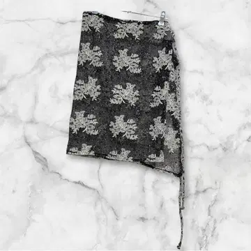 랩스커트 랩 스커트 레이스 블랙과 화이트 꽃무늬