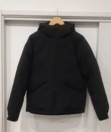 GU 블랙 다운 자켓 후드 부착