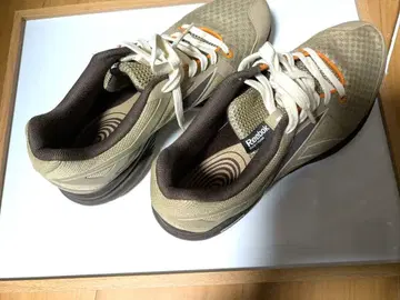 리복 베이지 스니커즈