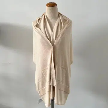 베이지색 버튼 포켓 부착 스톨 새상품급