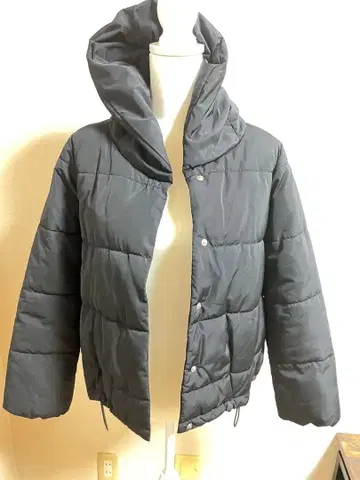 후드 부착 블랙 패딩 자켓