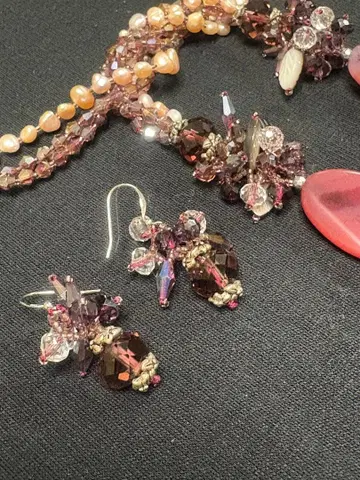 핑크 계열 다층 목걸이와 귀찌 세트