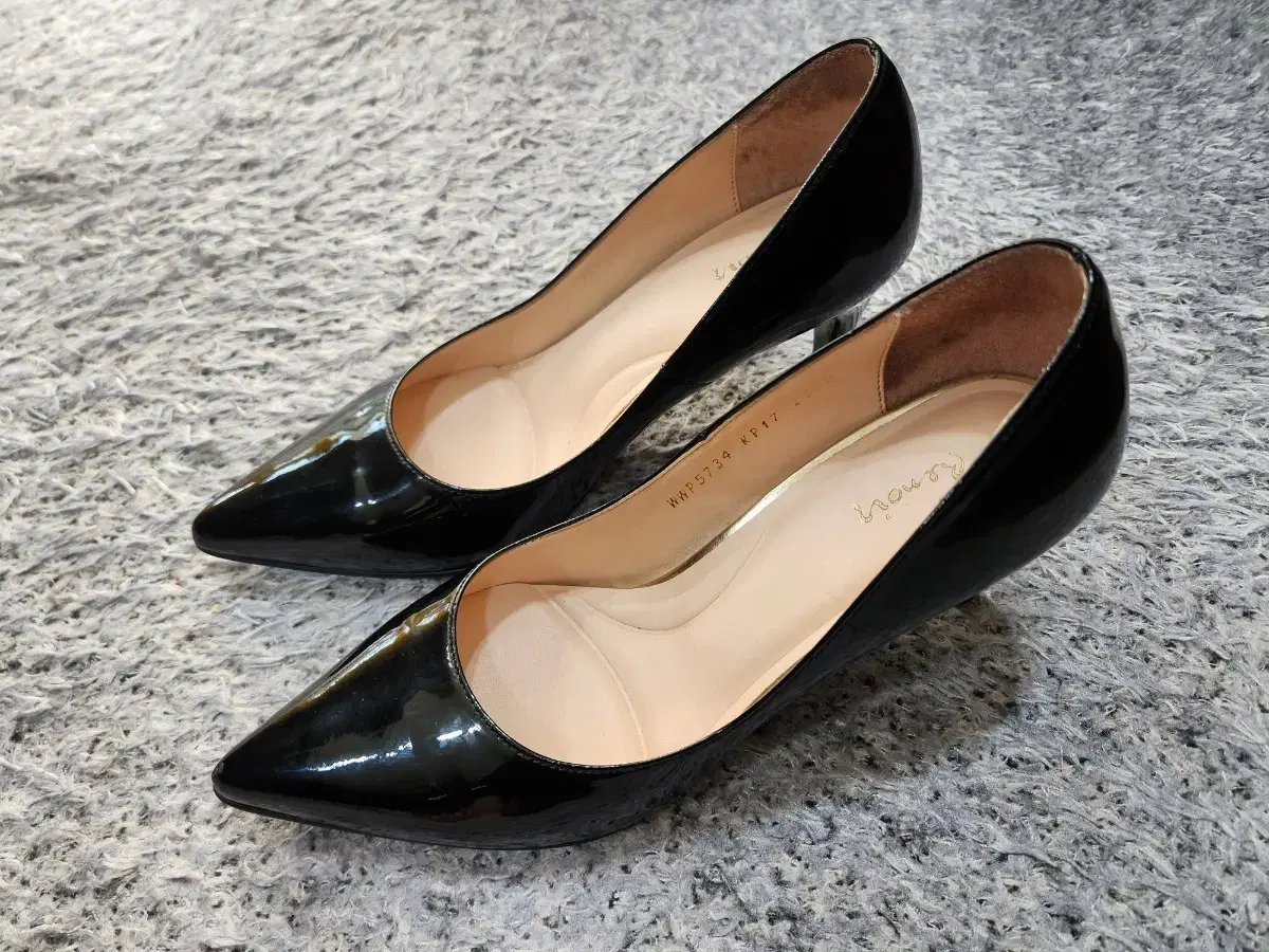 Geumgang Shoes Women&#x27;s Basic Black Pumps 235